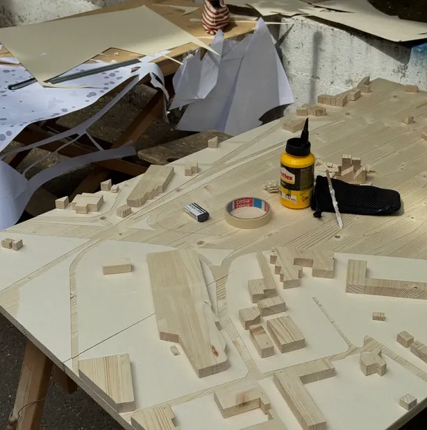photo de la construction de la maquette en bois au 1.1000e